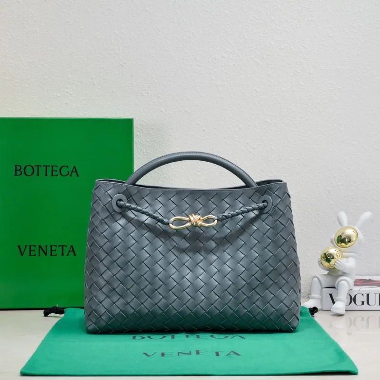 The 2023 new Andiamo batch of 2260 BV has been shipped‼ ️Really popular🔥The new Andiamo woven handbag launched by Bottega Veneta this season is really popular all over the world! ! Celebrities at home and abroad have worn it, and Oscar-winning actress Michelle Yeoh has taken it out on the street. Song Jia, Trai Yara, Yu Feihong, Sanji Ayaka, Rosie Hunting-Whiteley, Yoshioka Riho, etc. have all picked up this bag. It is classic and versatile, showing off its temperament, and the bag capacity is also large, which is very convenient for daily commuting! ! A variety of carrying methods, the shoulder straps can be adjusted by yourself, the original lambskin feels soft and delicate, and the unisex style breaks gender boundaries and brings a more practical and longer-lasting use experience. Andiamo, which has both elegant and casual styles, perfectly interprets the true appearance of "fashionable old money style". Style number: 8463 Size: 32*24*12
